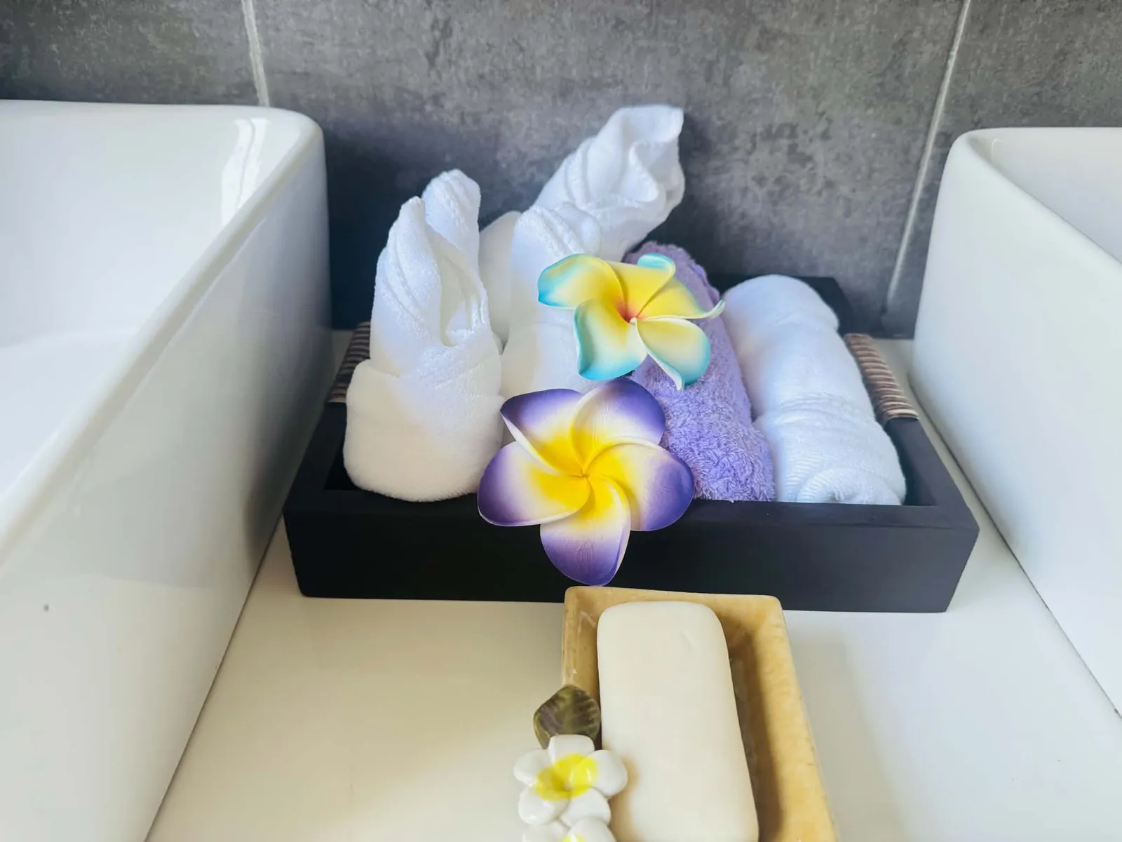 Serviettes et fleurs de frangipanier